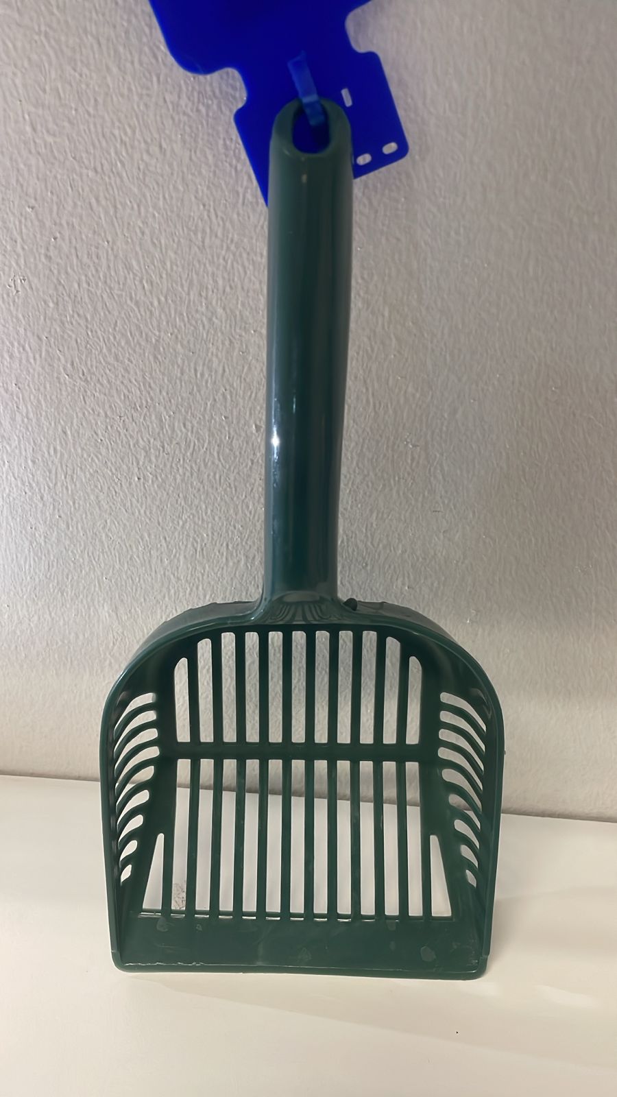 Order Unipet Cat Litter Scoop 30cm Multi for durable and efficient litter cleaning with delivery in Lyndhurst, Bramley, Glenhazel, Fairmont, Sandringham, Linksfield, Edenvale, Highlands North, Kew JHB, and surrounding Sandton areas.